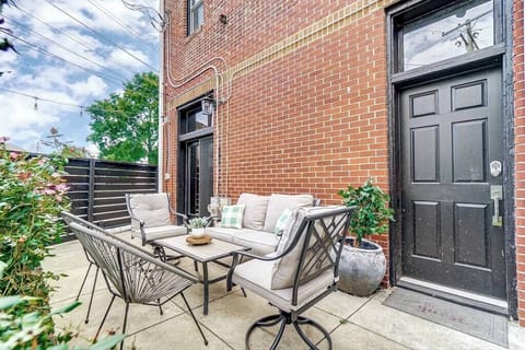 This cute and cozy backyard can accommodate 6 guests comfortably. We have string lights to cozy up the backyard during those nights in. 