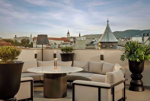 2 bars/lounges