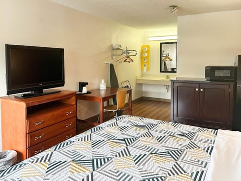 Blackout drapes, free WiFi, bed sheets