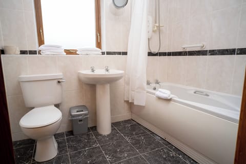 Combined shower/tub, towels