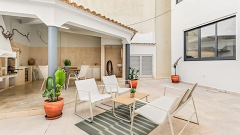 Host memorable outdoor gatherings or simply relax in the expansive courtyard, complete with a covered dining area and BBQ grill.
#Courtyard #OutdoorDining #LovelyStay