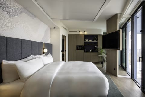 Grand Room, 1 King Bed, Balcony | Minibar, in-room safe, desk, soundproofing