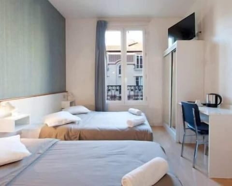 Basic Triple Room | Memory foam beds, individually decorated, individually furnished, desk