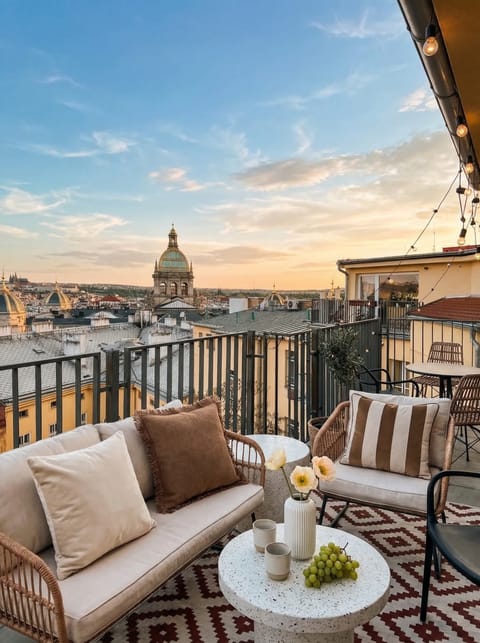 The view from this apartment is unique and you will enjoy it!