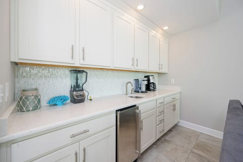 Enjoy brewing coffee, blending smoothies, and chilling drinks at the wet bar