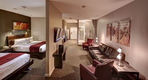 Suite Double Queen | Living area | 47-inch LCD TV with satellite channels, TV