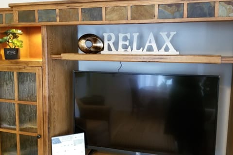 Come experience your next adventure in our home! Just a short drive to Downtown and the Brewery, several cafes, bars, shops, & other restaurants are all within walking distance! And just down the hill from OIT & Hospital. Klamath Lake is also close + a great Fitness Center and Golf Course too!