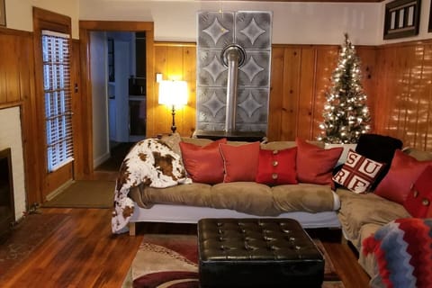 Come experience your next adventure in our home! Just 3 blocks from Downtown and the Brewery, several cafes, bars, shops,& other restaurants are all within walking distance!  Plus we put up Christmas Trees during our winter season. Makes the home sparkle at night!
