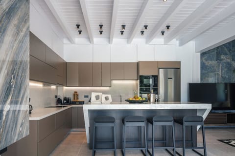 Fully equipped kitchen which provides modern appliances!