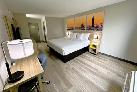 Room, 1 King Bed, Non Smoking | Pillowtop beds, in-room safe, desk, laptop workspace