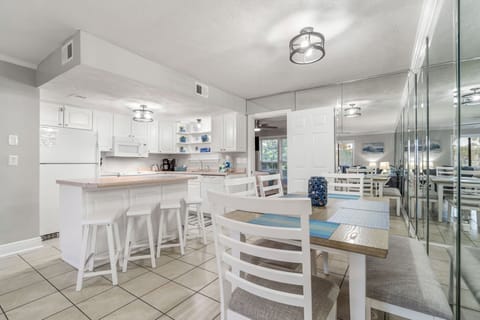 6-seater dining table with more space at the bar