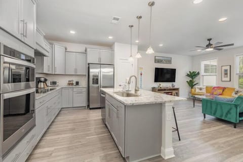 Kitchen/Living Room Area