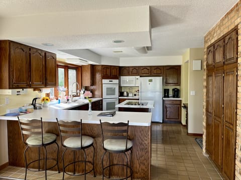 Large, well appointed kitchen with all the amenities!