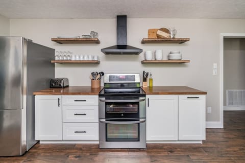 Updated kitchen with everything you need!