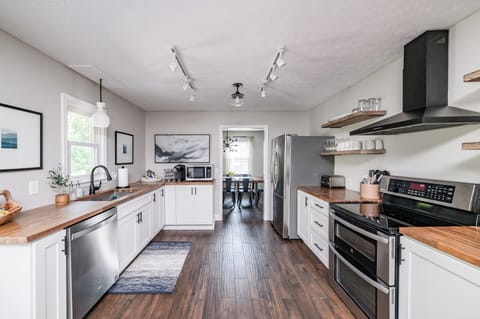 Fully-equipped kitchen w/ stainless appliances (double oven)
