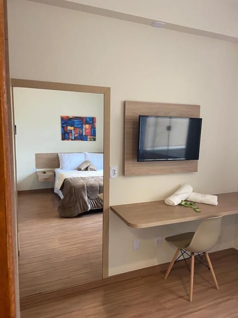 Executive Suite | Hypo-allergenic bedding, individually furnished, desk, laptop workspace