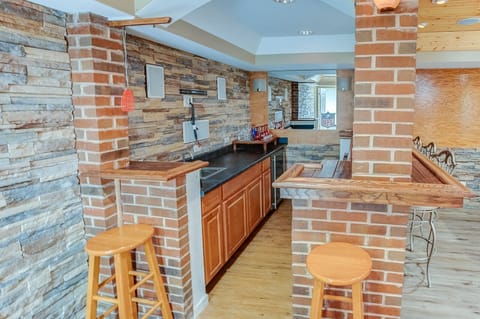 House, 4 Bedrooms | Private kitchen | Fridge, oven, coffee/tea maker, toaster