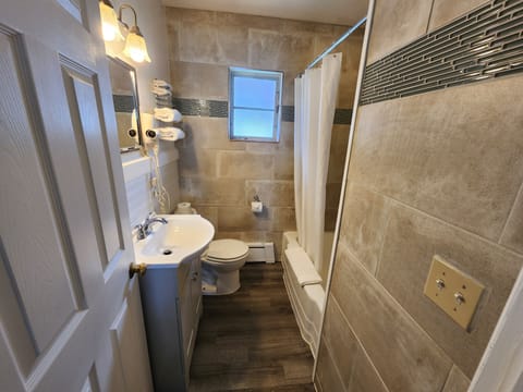 Comfort Double Room | Bathroom | Free toiletries