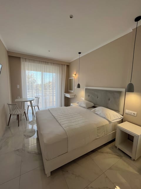 Exclusive Double Room | In-room safe, iron/ironing board, free WiFi