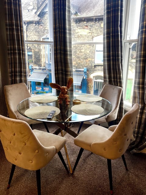 Luxury Apartment, Multiple Beds | In-room dining