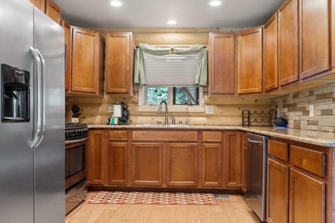 The kitchen boasts stainless steel appliances and a full range of basic cookware so you can prepare meals at home during your stay.