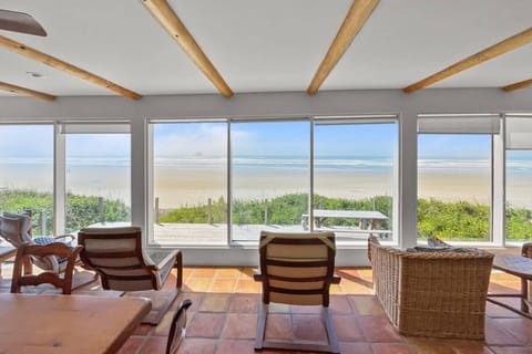 Welcome to Casa Pacifica, a fantastic oceanfront Arch Cape vacation home that boasts some incredible views of the Northern Oregon Coast.