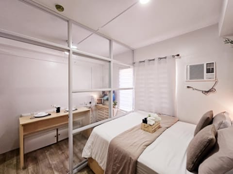 Studio unit with a glass partition