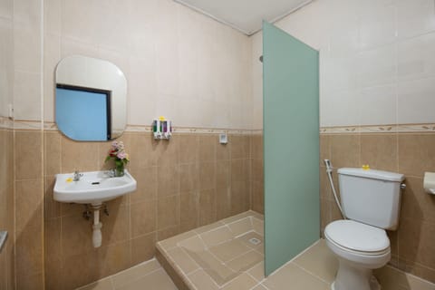 Family Room | Bathroom | Shower, towels, soap, shampoo