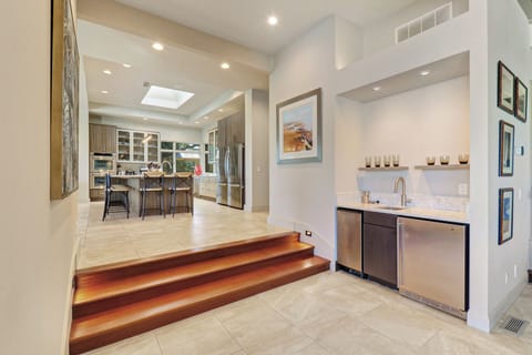 43 South Beach Lagoon | Living Room Bar Area