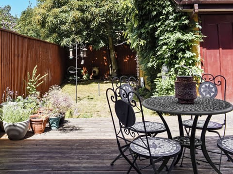 Sitting-out-area | Chestnut House, Wareham