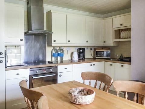 Kitchen/diner | The House On The Slip - Lochside Retreat, Kylerhea