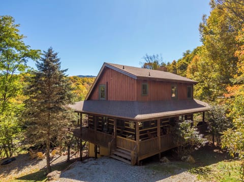 Lola's Lookout Lodge