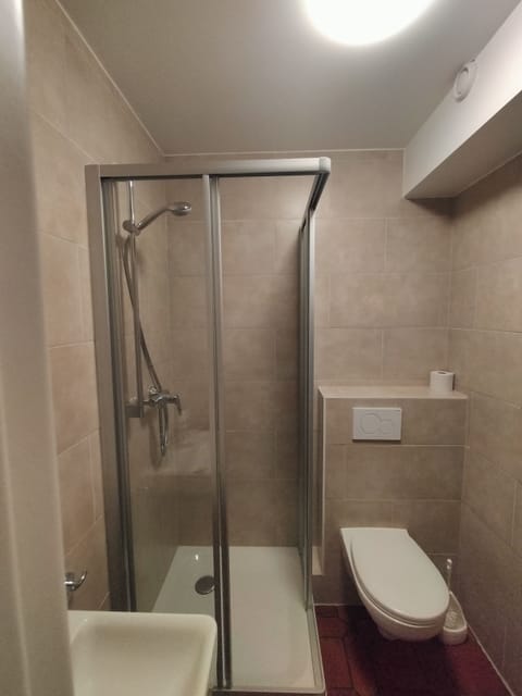 Standard Room | Bathroom | Shower, free toiletries, hair dryer, towels