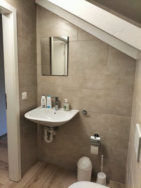 Standard Room | Bathroom | Shower, free toiletries, hair dryer, towels