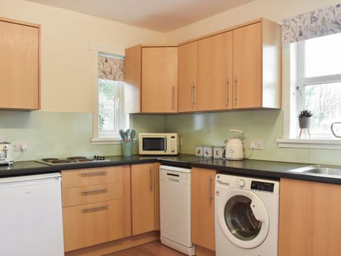 Kitchen | Muir Cottage - Asloun Farmstay, Alford