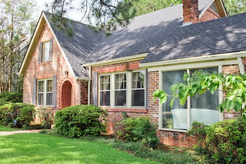 Our cute cottage in the heart of Cloverdale. 
