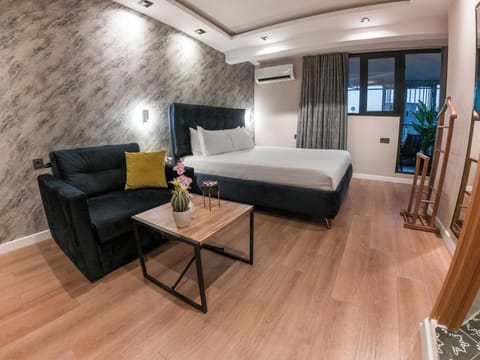 Luxury Suite | Hypo-allergenic bedding, free minibar items, free WiFi, bed sheets