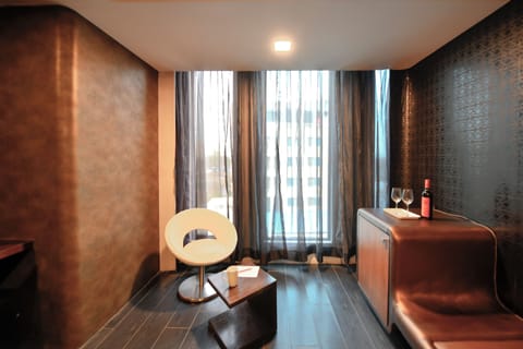 Deluxe Suite | Egyptian cotton sheets, premium bedding, Select Comfort beds, minibar