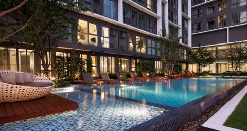 Outdoor pool, pool umbrellas, sun loungers
