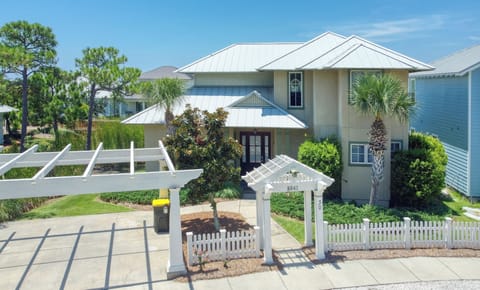 The Beach Club, Cottage 30
3 Bedroom 3.5 Bathroom.
​​​​​​​Sleeps 12