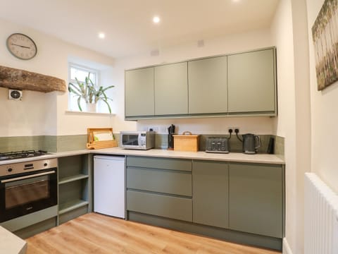 Cottage | Private kitchen | Fridge, dishwasher, electric kettle, toaster