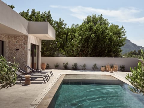 Onore Villa embodies the very essence of Zakynthos country-chic.
