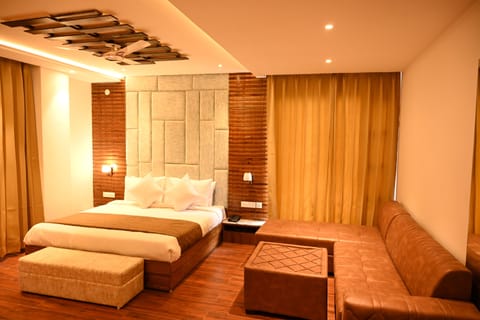 Luxury Room | Premium bedding, laptop workspace, free WiFi