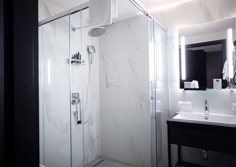 Comfort-Doppelzimmer Aussicht | Bathroom | Free toiletries, hair dryer, towels