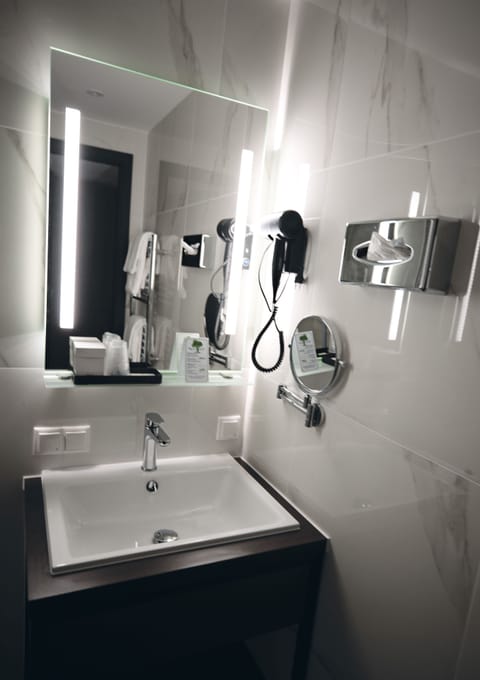 Comfort-Doppelzimmer Aussicht | Bathroom | Free toiletries, hair dryer, towels