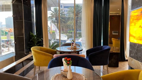 Lobby lounge