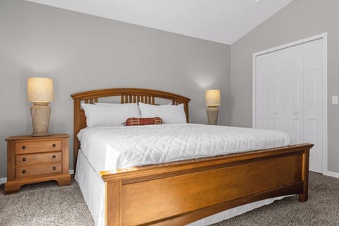 King sized master bedroom with nightstands and lamps on bedside. 