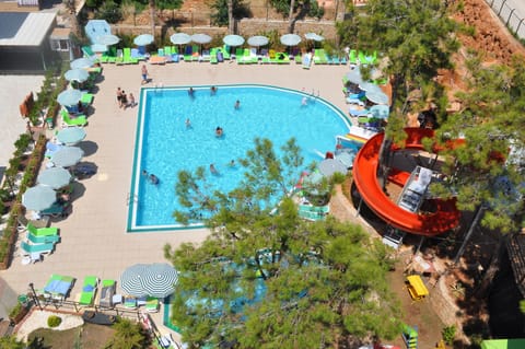 2 outdoor pools