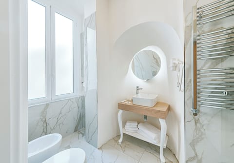 Classic Double Room | Bathroom | Free toiletries, hair dryer, bidet, towels