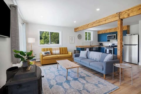 Cozy living room, smart TV and breathtaking views in the backdrop!